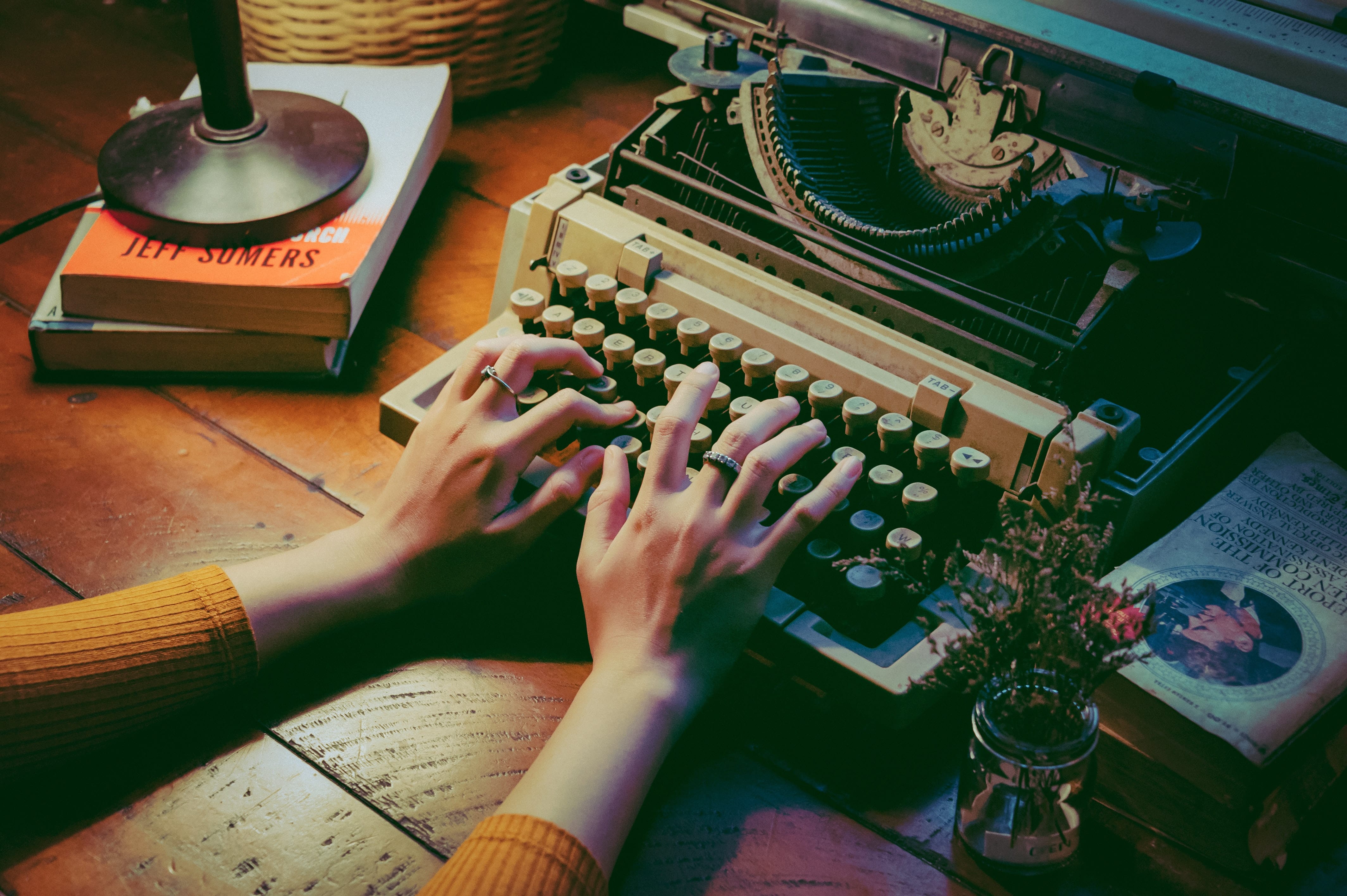 Una imagen de una máquina de escribir sobre una mesa